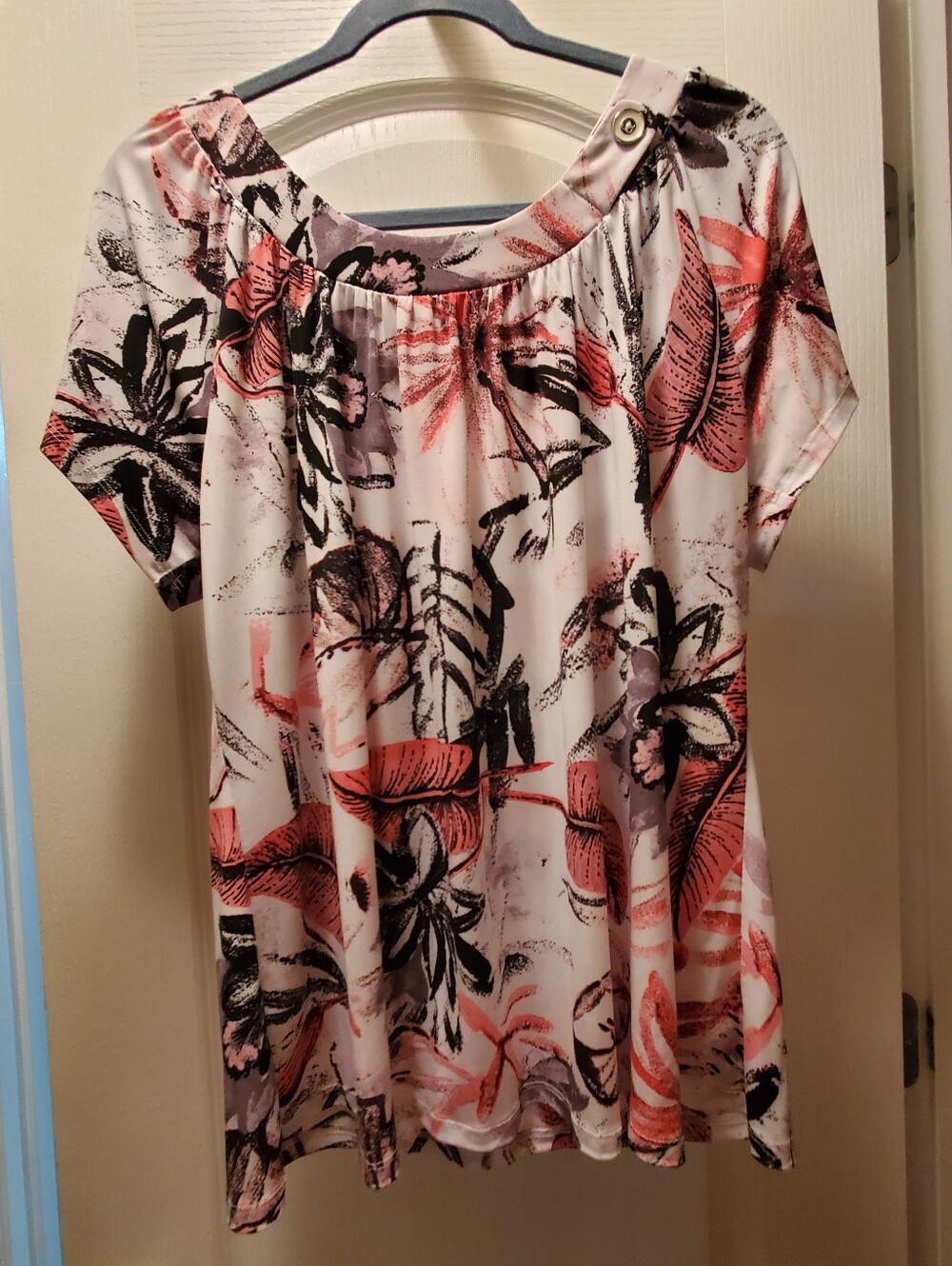 Southern Lady Floral Scoop Neck Short Sleeve Top - Coral, Black, Cream